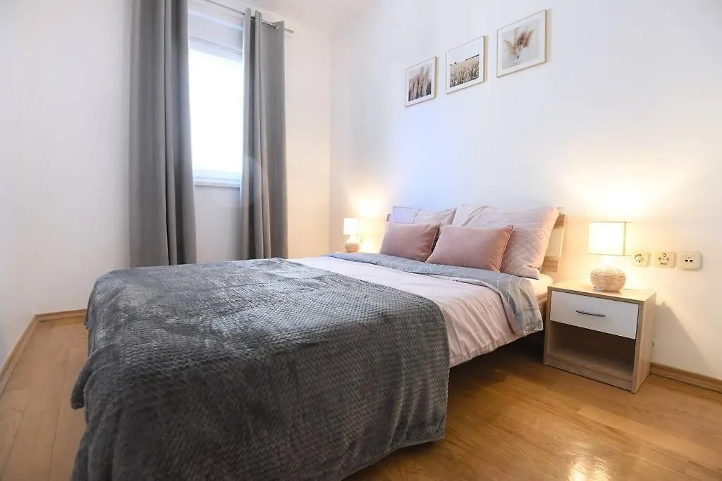 Family Apartment Manuela Zadar