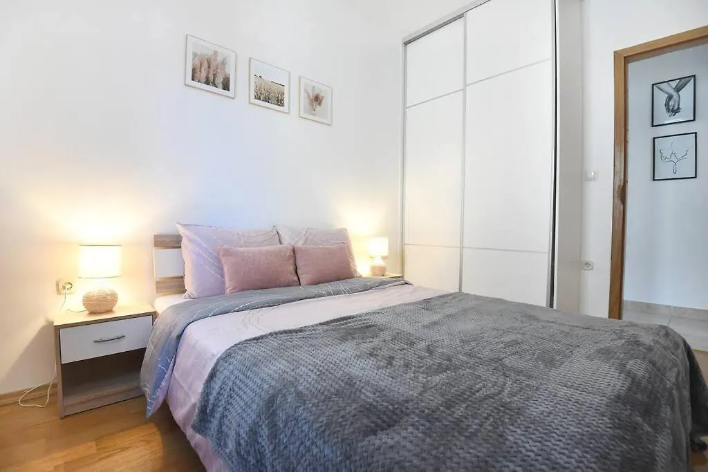 Family Apartment Manuela Zadar 0*,