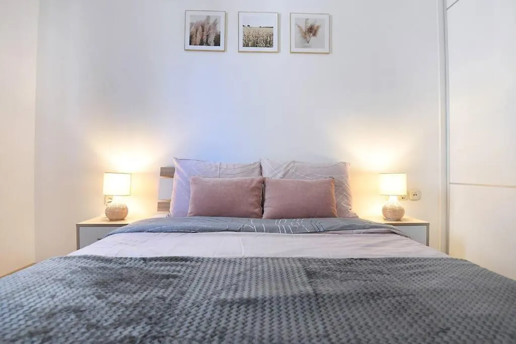 Family Apartment Manuela 扎达尔