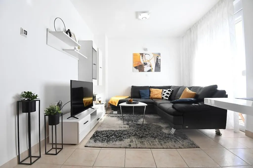Family Apartment Manuela 扎达尔